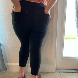 Black stretchy capris